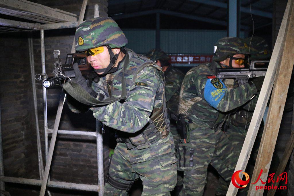 武警荆州支队"魔鬼周"难度再升级 红蓝对抗挑战极限