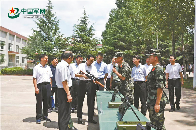 平顶山市汝州市领导到武警某部参加军事日活动并现场办公,帮助部队