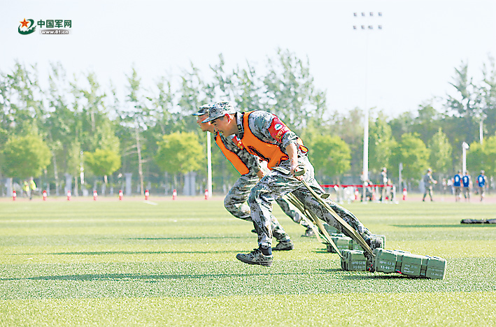 战斗体能比武环节,参赛驾驶员拖带弹药箱,完成负重组合赛.