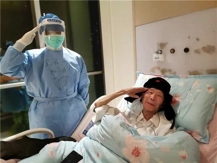 老兵肖道清和医生余云华敬礼留影