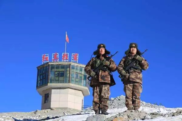 同样的梦想同样的信念!今天,中国军人为"珠峰勇士"喝彩