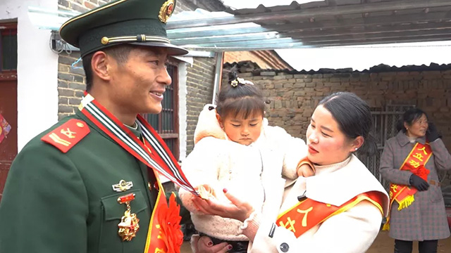 焦点图 军属 - 中国军网