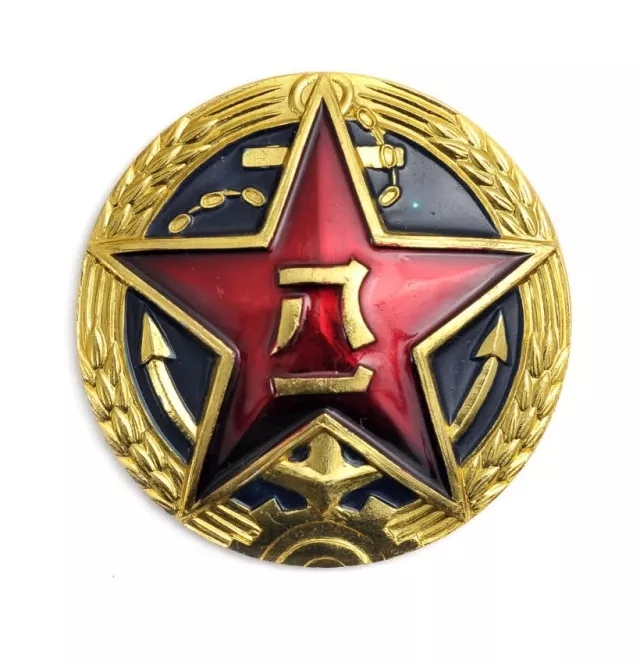 海军恢复1955年帽徽样式,为圆形,分大小两种,中央镶嵌"八一"军徽,外围