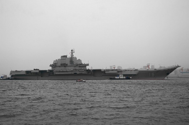 夕阳夜幕下的航母辽宁舰唯美照