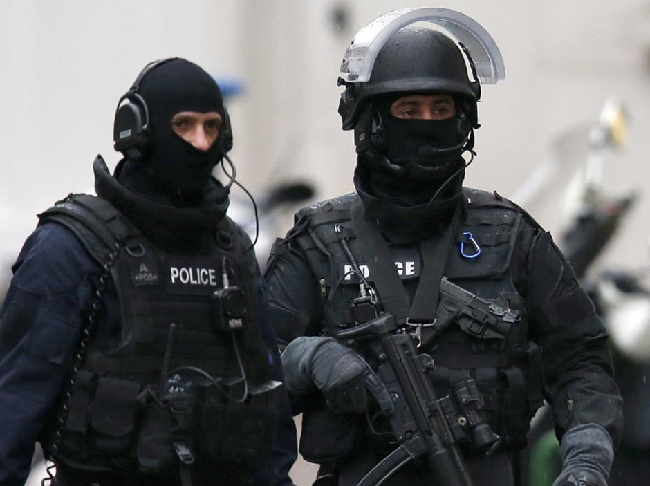 法国精锐反恐部队搜寻凶犯 配一水外国枪械