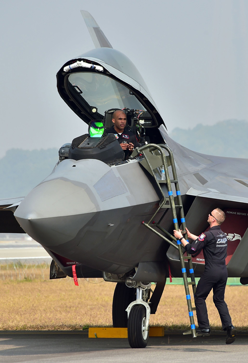 10月19日,在韩国城南市,美国飞行表演队人员检查参展的f-22战斗机.