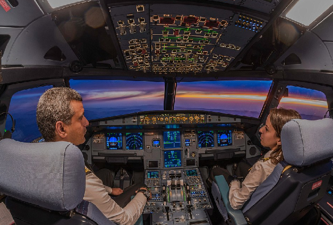 36000英尺高空客机驾驶舱内美照