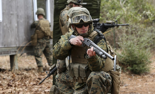 美军工兵爆破拆窗破门很在行