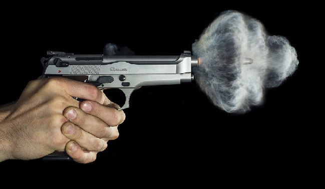 世界著名手枪开火瞬间美照