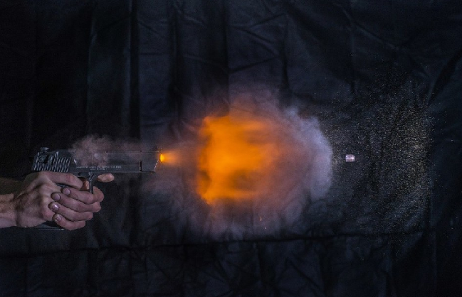 世界著名手枪开火瞬间美照