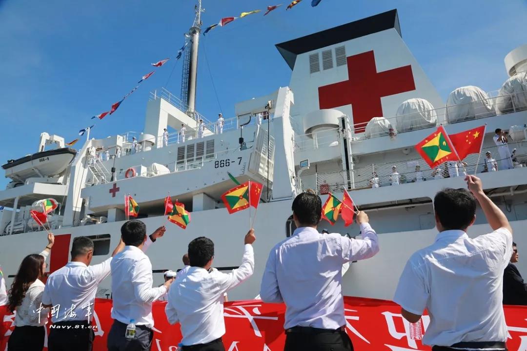 在格林纳达圣乔治港码头,华侨华人挥动中格两国国旗欢迎中国海军和平