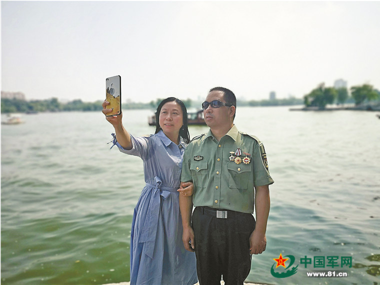 英雄身边总有鲜花开放