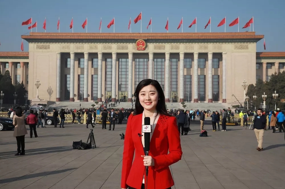 "女记者"两会工作图鉴 - 中国军网