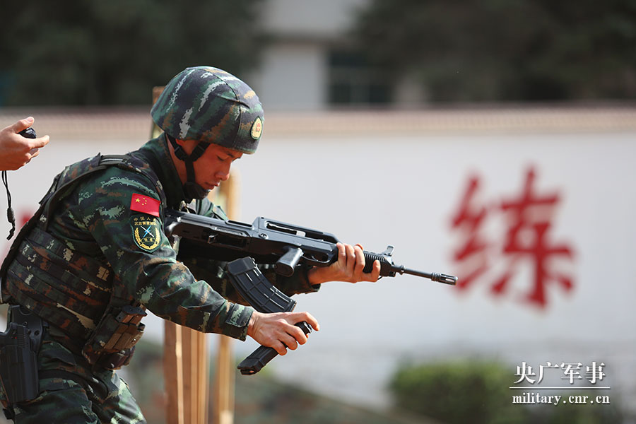 特战队员快速更换弹匣.胡程摄