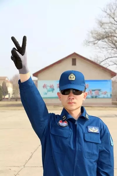 亮点一   维护飞机也带劲儿    亮点二   尽显军营男子汉的"潮人"