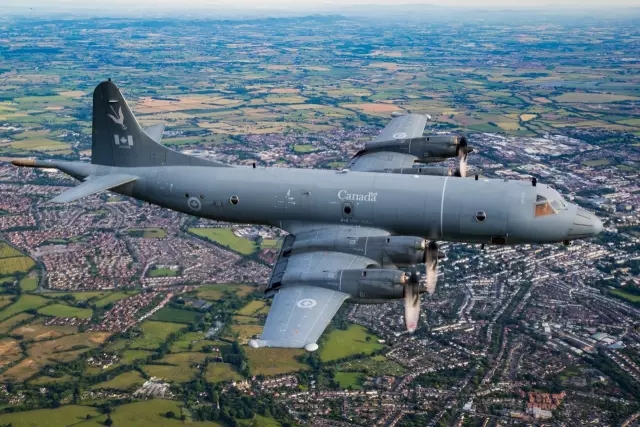 加拿大空军p-3反潜机飞到sc-7左舷.