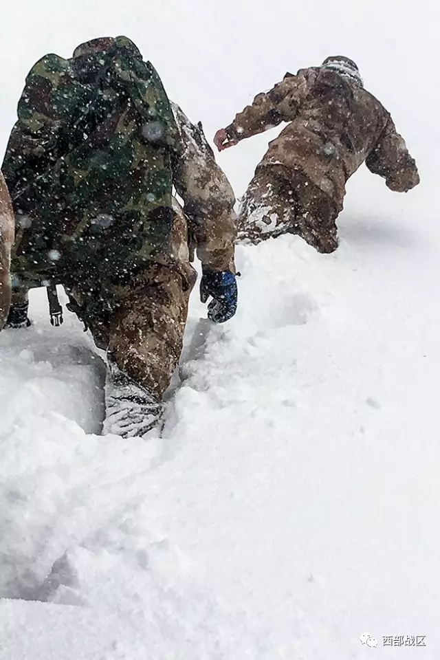那组兵哥哥风雪中行走的照片背后的故事