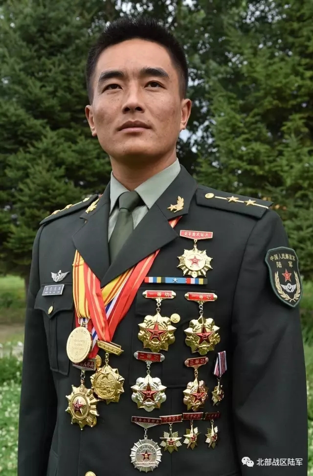 他是特战精兵,也是全能排长