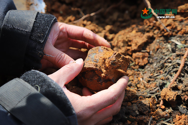 扫雷兵的约定|走下雷场,给家人道一声平安