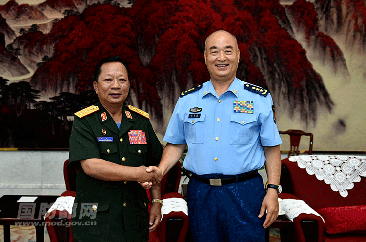 许其亮会见老挝国防部长