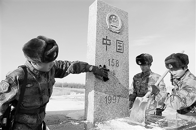 在中国与哈萨克斯坦1700多公里长的边境线上,"同号四立"的界碑仅此一