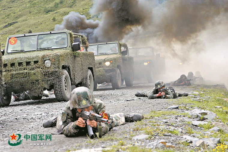 图为四川某预备役工兵团官兵正在进行战斗警戒.郑万勇摄