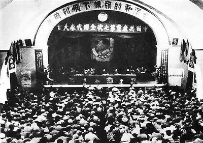 比如,1945年召开的中共七大为何距离六大间隔了整整17年?等等.