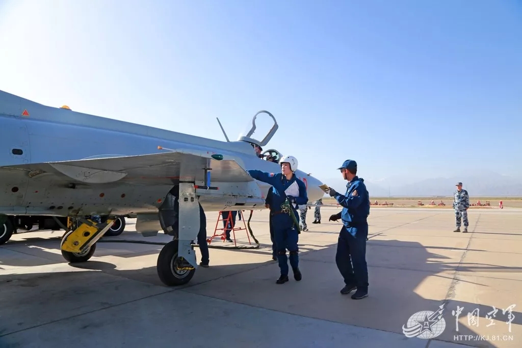 空军西安飞行学院某旅2018期飞行学员首次单飞课目训练