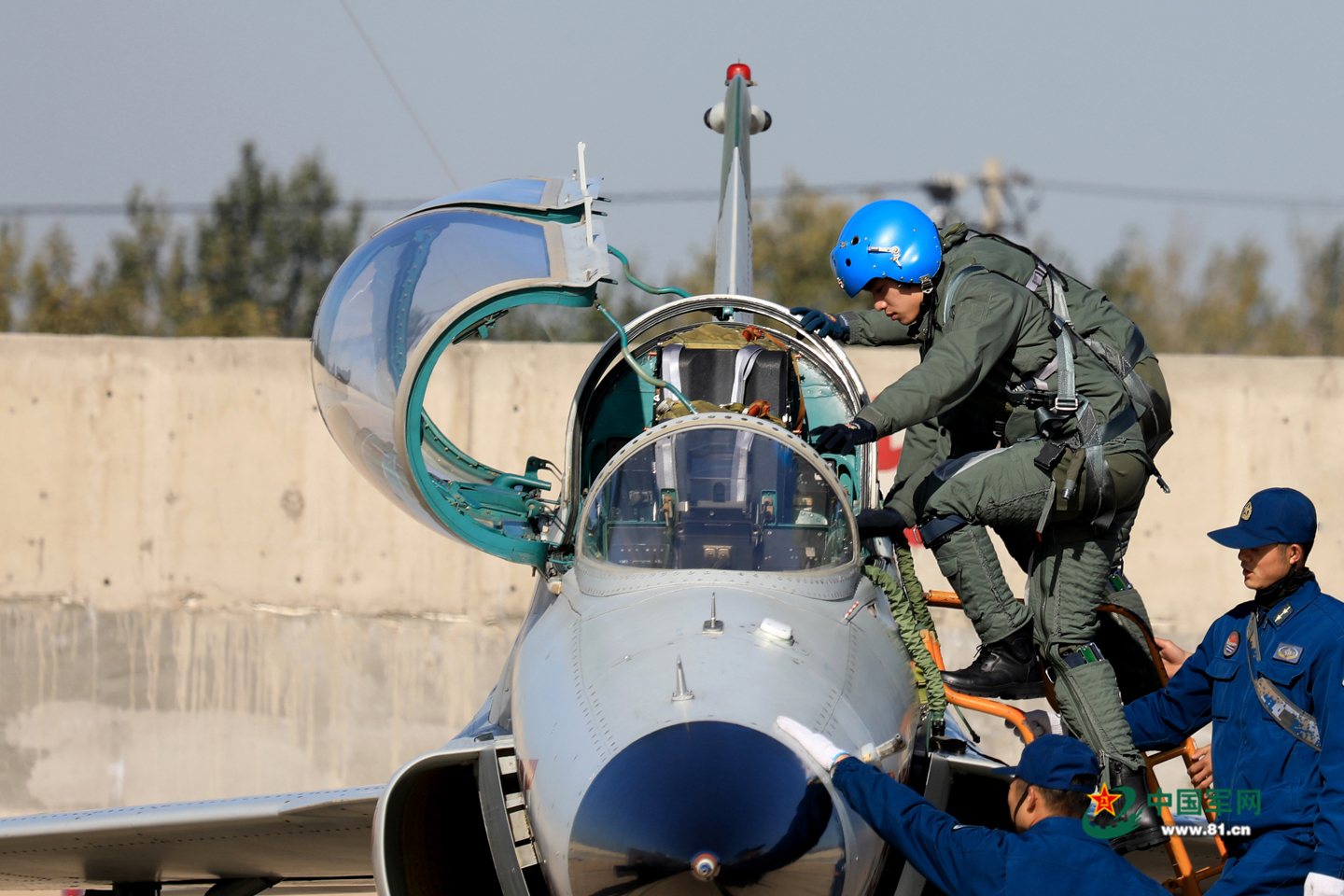 海军航空大学某团飞行训练 战机接力起飞 - 中国军网