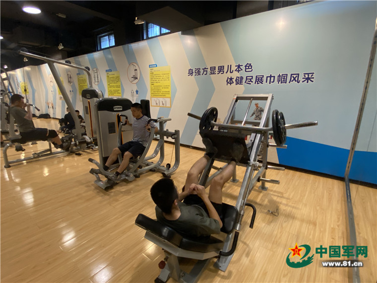 健身房进行腿部力量训练镜头二:队列篇一支部队的精神风骨决定了一支