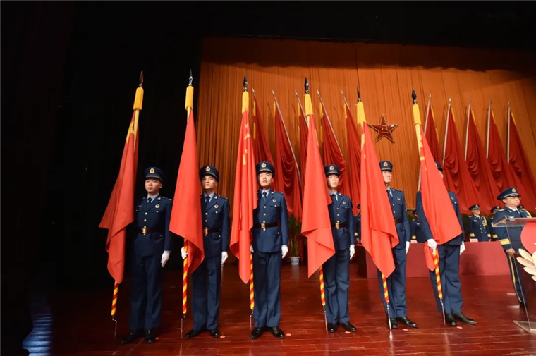 空军军医大学隆重举行授旗仪式