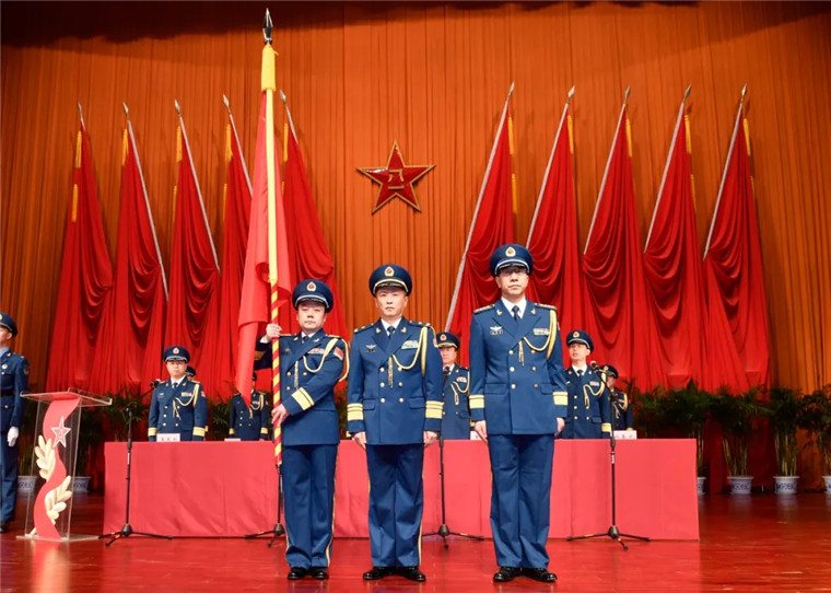 空军军医大学隆重举行授旗仪式