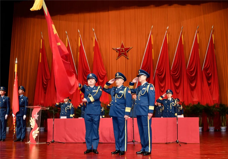 空军军医大学隆重举行授旗仪式