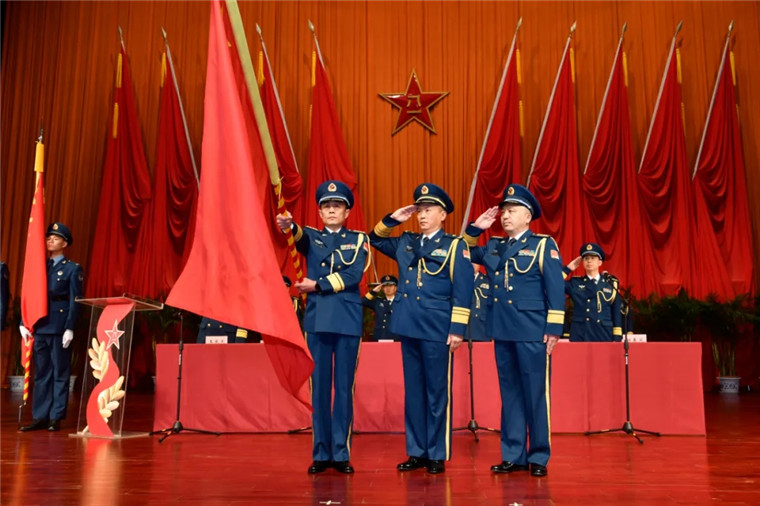 空军军医大学隆重举行授旗仪式