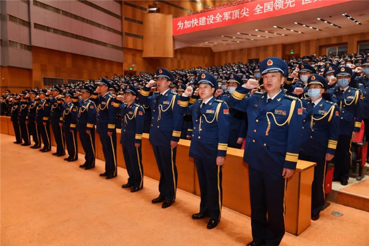 在鲜红的军旗下,全体人员手握拳,心向党,郑重宣读了《军人誓词》.