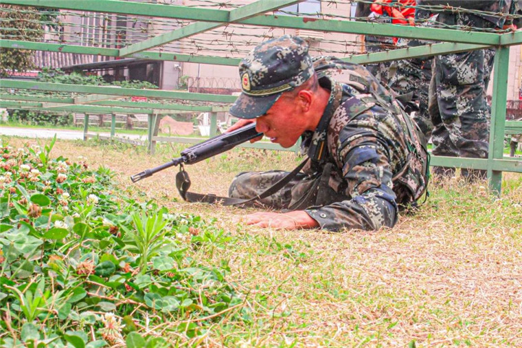 "话音刚落,参赛学员犹如离弦之箭低姿,侧身,跃进,战术动作衔接紧密一