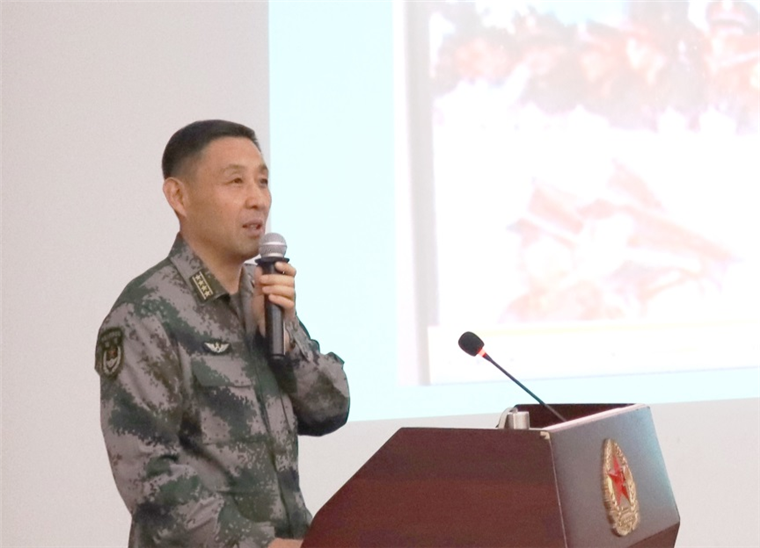 课上,胡国桥结合自己在边境作战中的亲身经历,用鲜活的事例介绍了我军