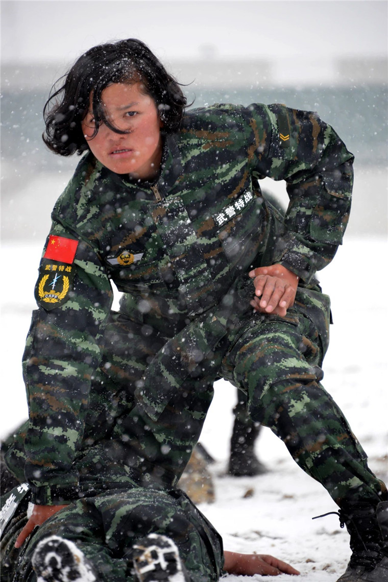 武警女兵训练图片