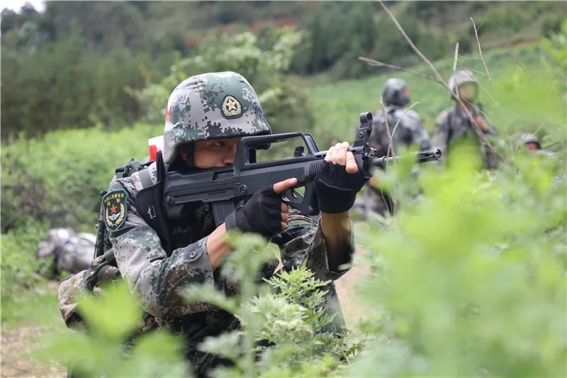 陆军边海防学院昆明校区毕业演练现场 - 中国军网