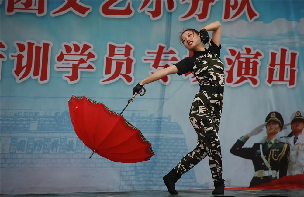 学校副校长兼教育长吴建军,副校长凌仕明,副政委兼纪委书记刘文军观看