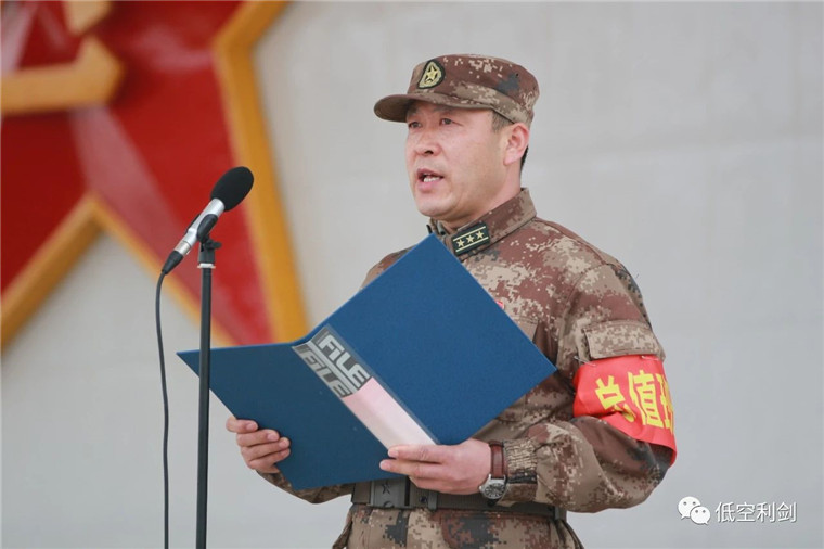 新兵们心怀热血整齐列阵,学院翟新建政委进行了动员讲话,鼓励新战友们