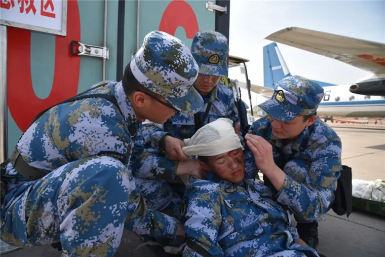 蓝色方阵中的白衣天使 他们是军中的"守护神"