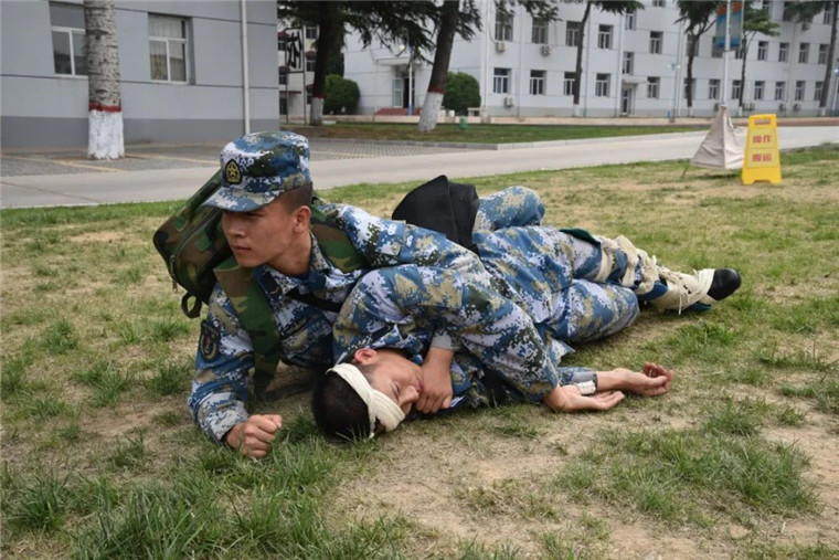 蓝色方阵中的白衣天使 他们是军中的"守护神"