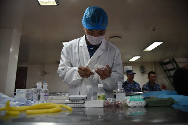 蓝色方阵中的白衣天使 他们是军中的"守护神"