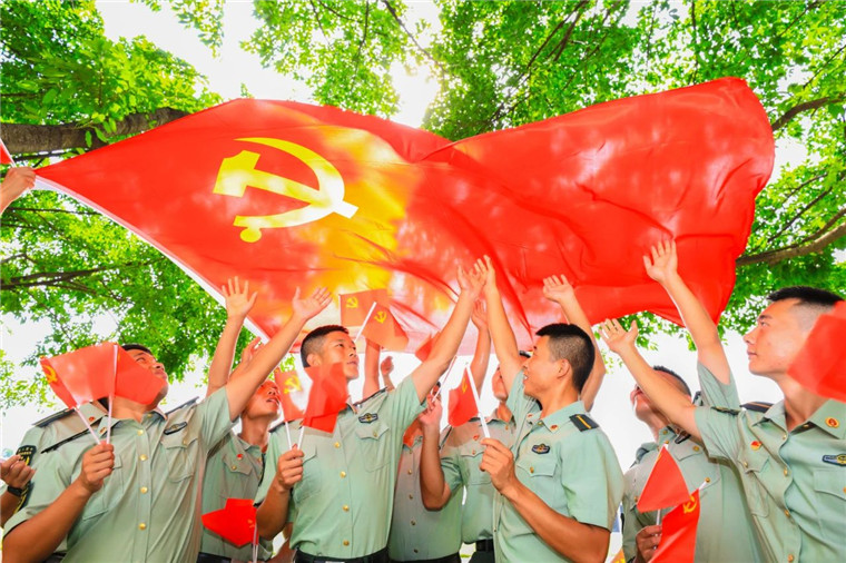 今天,我和党旗同框