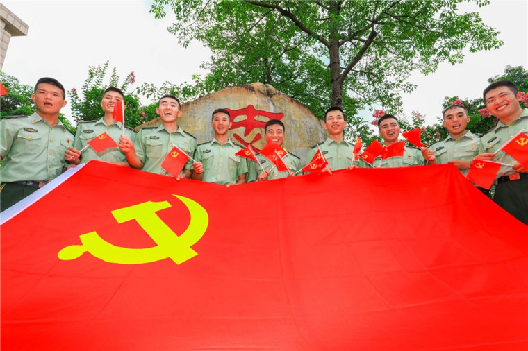 今天,我和党旗同框