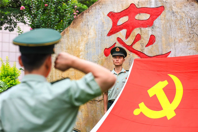 今天,我和党旗同框