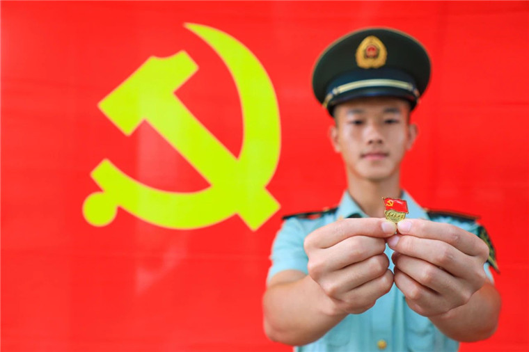 今天,我和党旗同框