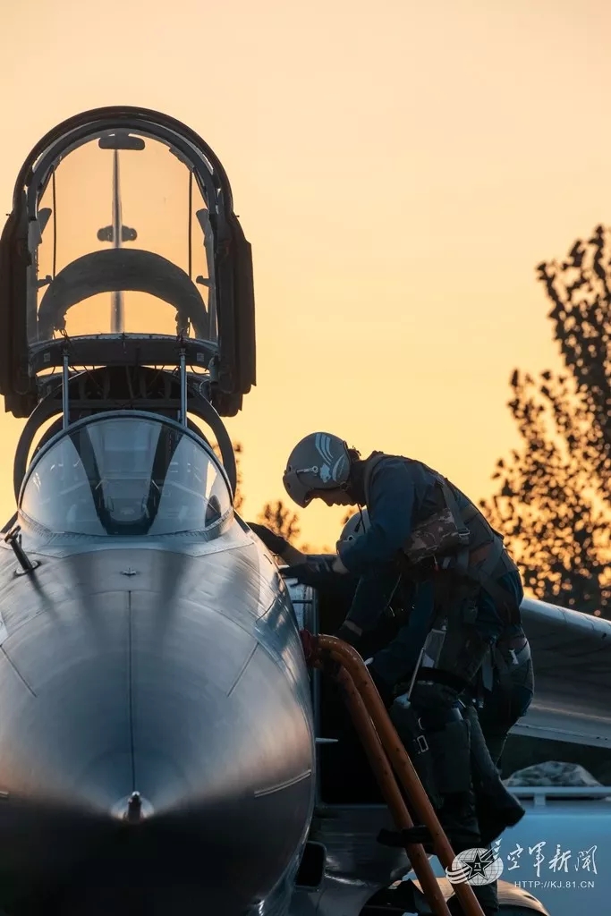 起飞,在凌晨的夜空下