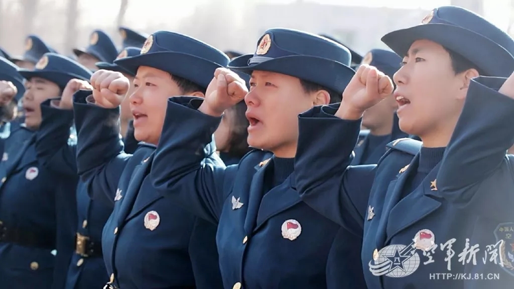 从这一刻起我们成为真正的空军战士